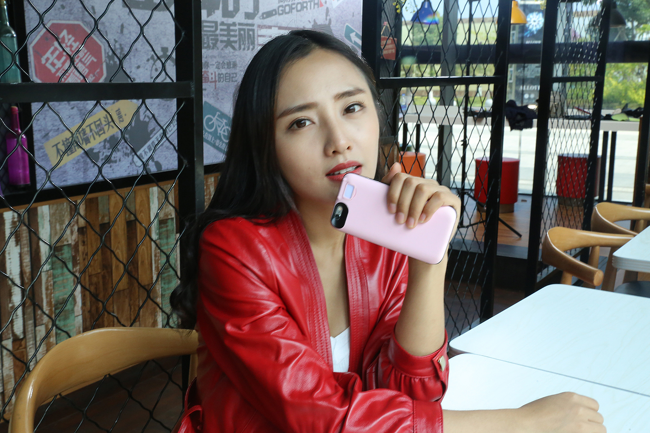 自拍的红衣美女（图ZOTIwNzExNzY=） - 人像摄影 - 站酷设计师知蜻电商原创素材 - 站酷ZCOOL