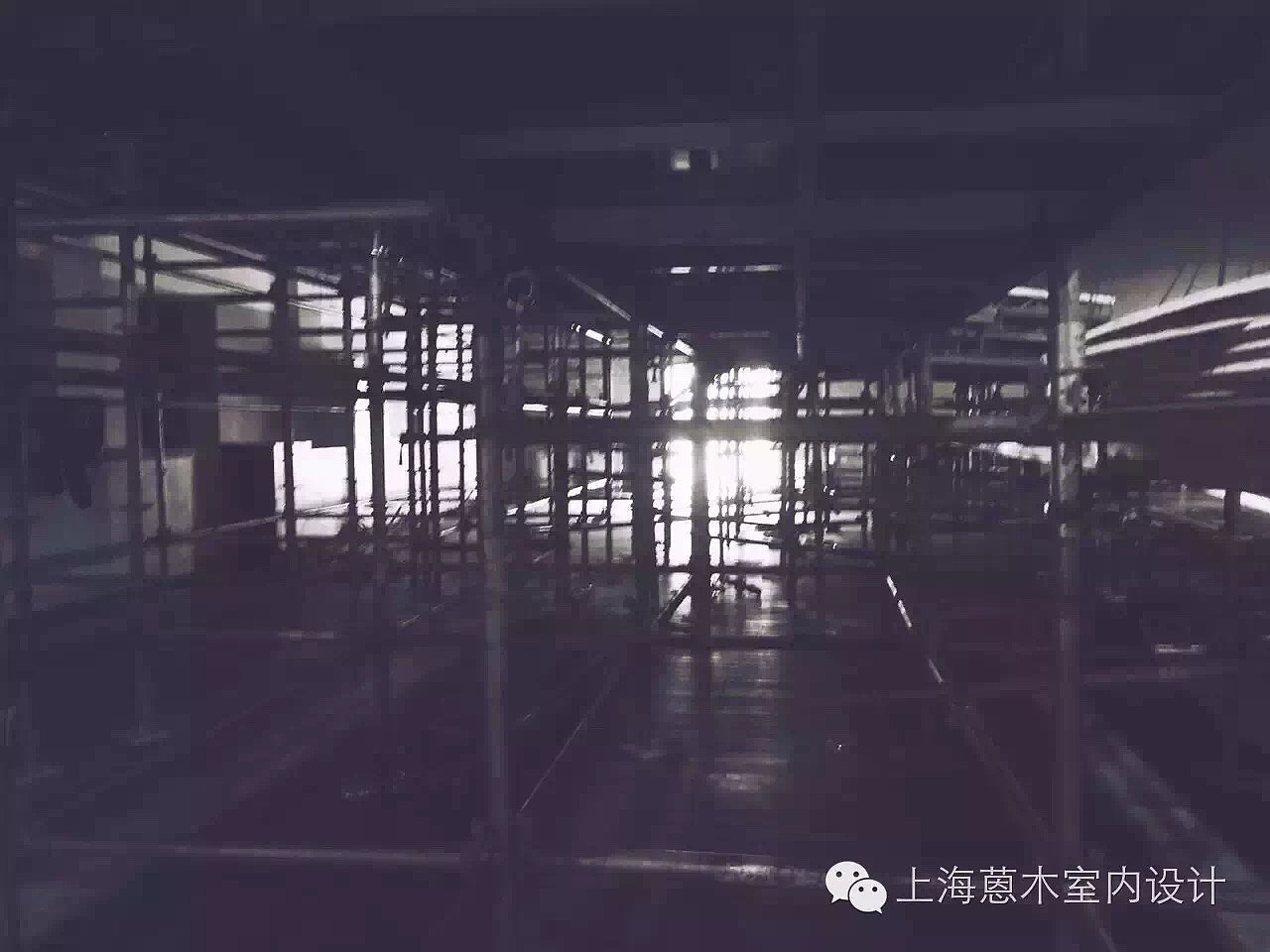 设计构思
<br>［时尚与空间，向来不分离。水舍的整体风格特征，与主题不谋而合，清水混凝土与灰色砖墙，延续原始的建筑形式，自然万象，淳朴又优雅，一切都在回归当初。］<br>朱崇恽，玛丝菲尔董事长兼首席设计师，1993年自主创办了服装品牌。ZHUCHONGYUN，就是以其本人命名，以大自然、人文、艺术以及生活中富有诗意的一切为灵感来源的服装品牌。<br>秀场与当下著名的艺术摄影师vincent合作，以意会景，传达更深层的品牌内涵。在多次的方案修改上最大的设计难点在于人数安排上，通过水的映射，白色的一颗孤树传达一切自然万象，再从 ZHUCHONGYUN 本身的品牌理念着手，通过细致的分析，我们采用了影像的方式在背景墙上呈现出可以表现品牌本身韵味的动态影像，随着秀场的推进会呈现出不同时期的画面；另外舞台设计上面融入了一棵白色的数根植于舞台中央，传达出自然、纯净的情绪，以下设计为不规则的水池，模特走过时的倒影会在其中完美的呈现出来（特别是坐在高位的观众，对于呈现出的倒影以及整体的氛围感受会尤其强烈）。<br>在整个秀场的设计当中将所有的干扰因素都排除，极致烘托出整场秀和服装。