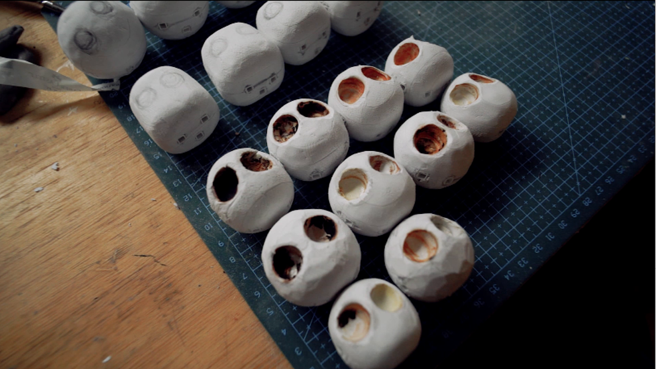 2.然后交由道具师用粘土包住身体,嵌入眼球