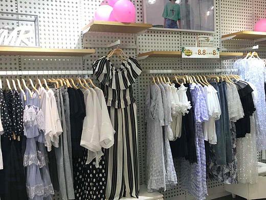 西乡塘区秋冬男装班尼路橱窗陈列展示道具   