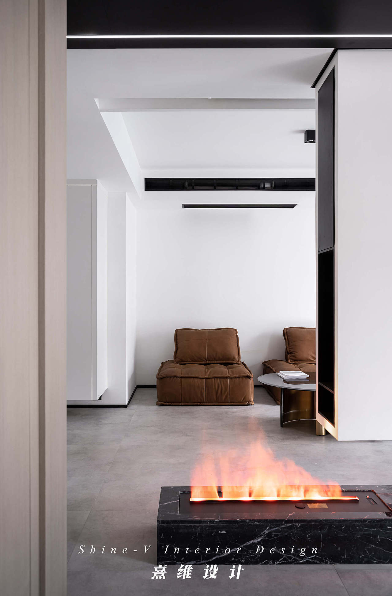 优化开放形式下客厅与书房的比例,遮蔽不必要的视线,又拉近公共空间各处的距离。