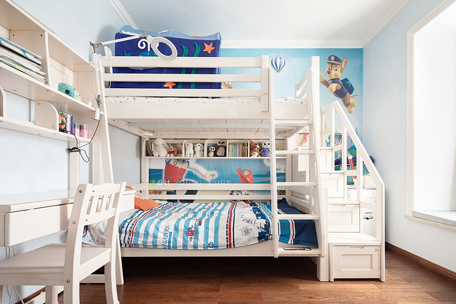 儿童房以动画片《汪汪队立大功》的墙纸为背景,色彩丰富、图案有趣,搭配收纳力极强的白色上下床及书桌椅,整个房间充满了童趣和幸福感。