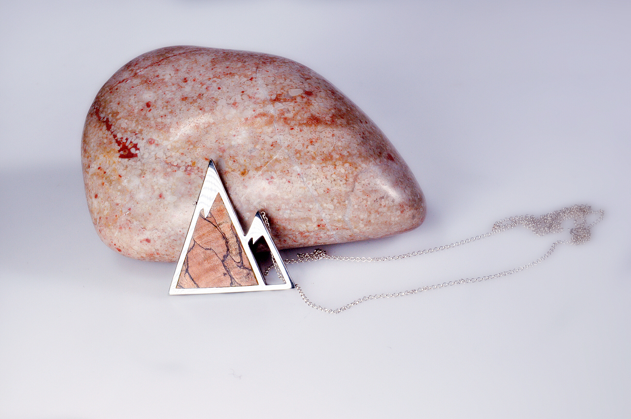 【雪】成品图
&lt;br&gt;​-----------------------&lt;br&gt;&lt;br&gt;有一片廣闊的未名山脈&lt;br&gt;峰林三千&lt;br&gt;我卻只顧看那兩個山頭&lt;br&gt;高低相望&lt;br&gt;彼此相依&lt;br&gt;積雪終年不化&lt;br&gt;我沒有去探尋原因&lt;br&gt;我只想&lt;br&gt;大概是相偎的太久&lt;br&gt;就白了頭