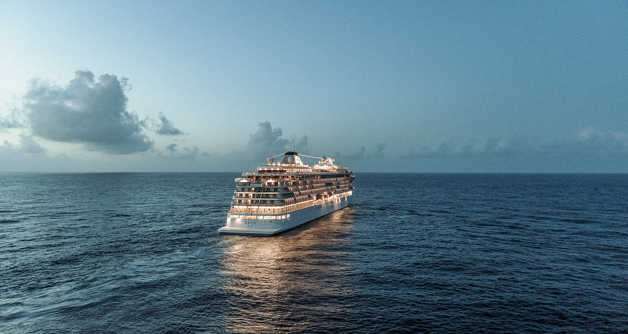 奢华旅行图景  /  见证招商伊敦号游轮的时代曼妙旅程