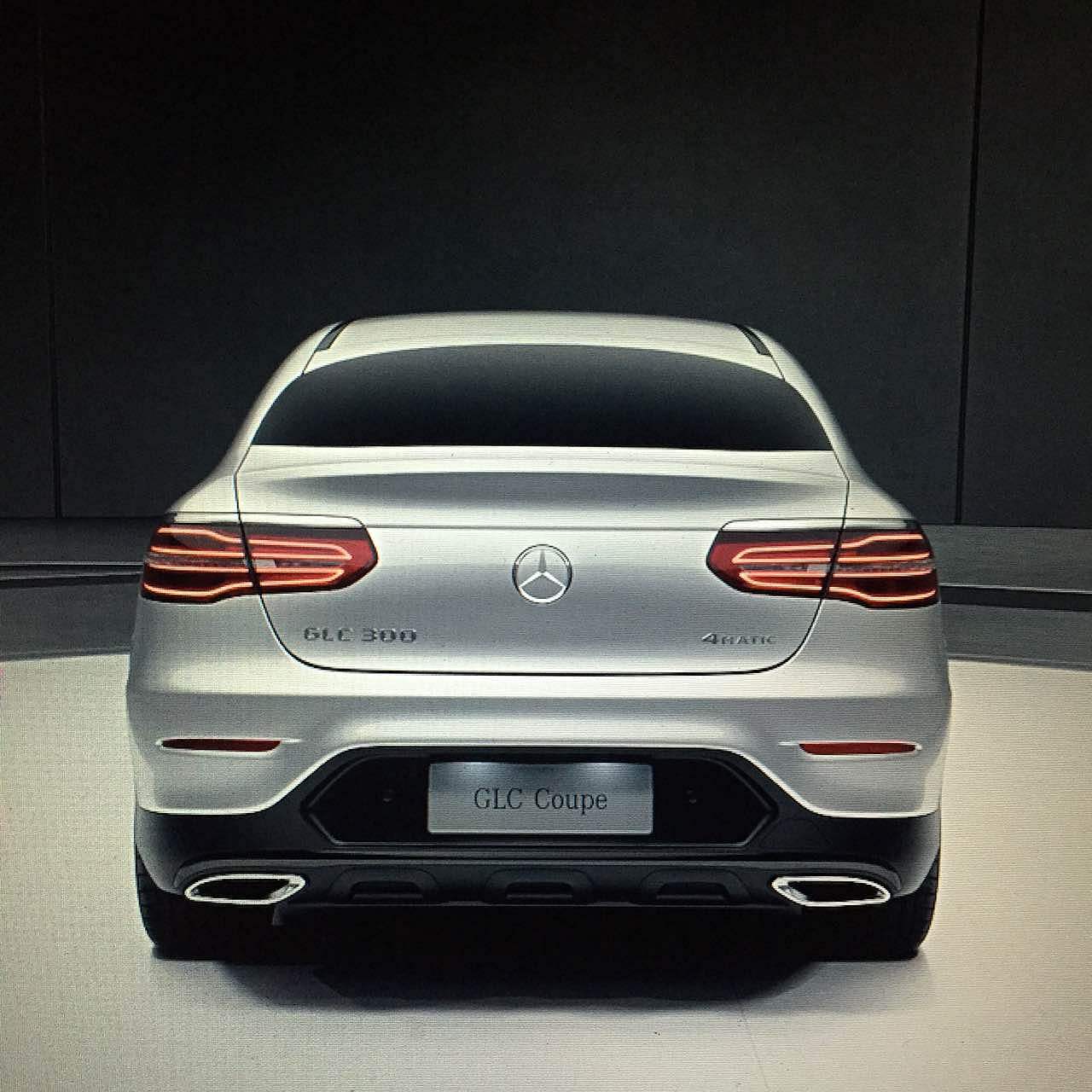 Benz 奔驰 礼服设计（图ZMTgyMDUwOTI0） - 正装/礼服 - 站酷设计师Lulu022077原创素材 - 站酷ZCOOL