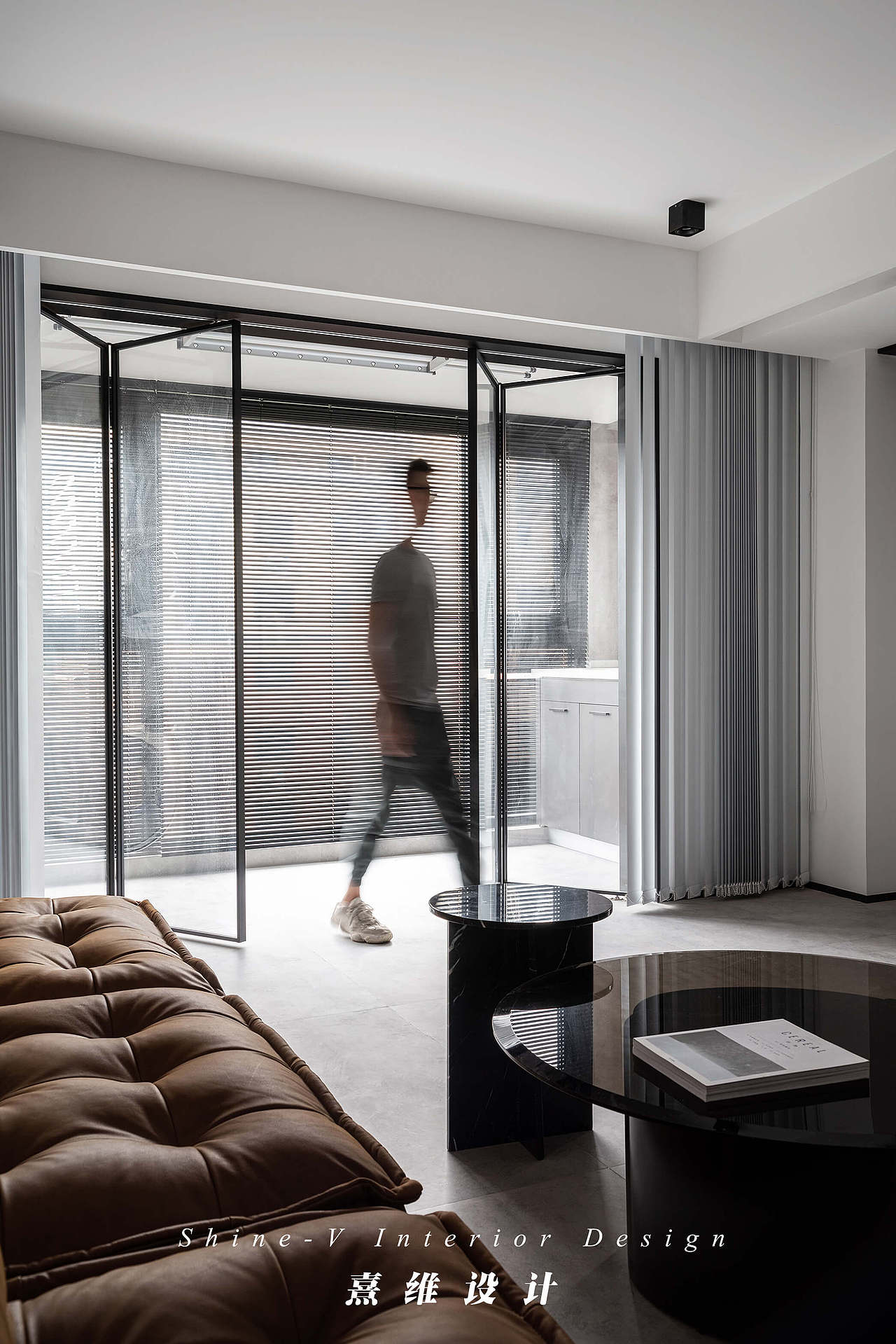 吊轨玻璃折叠门可往两边收紧降低存在感,分隔客厅阳台时玻璃材质增加室内的视觉联系。