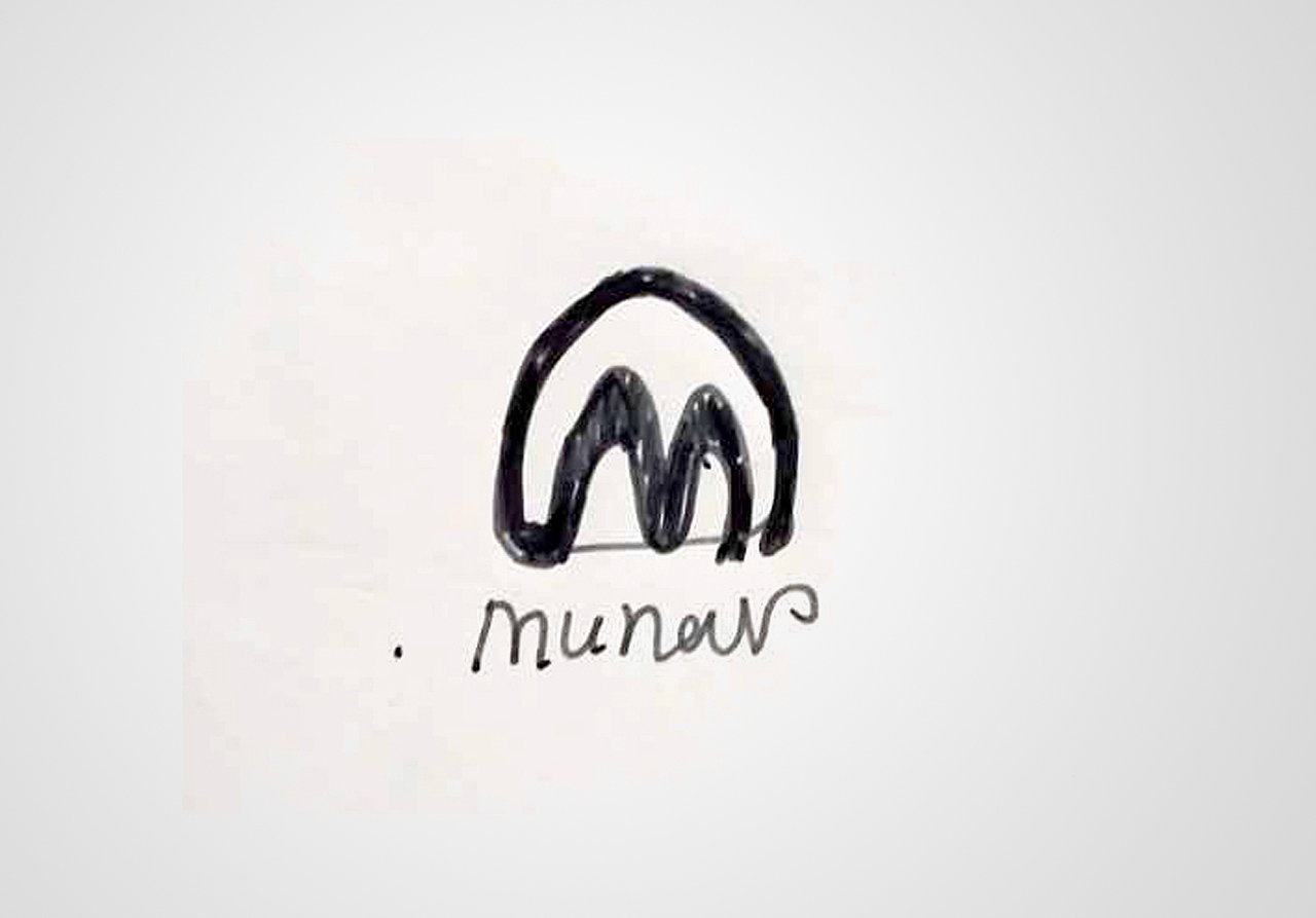 画了几个logo,选了中意的一个方案,以毡房的形状表示M字,体现草原风,有没有一种远处的毡房开着门迎接远方来客的感觉,呵呵。