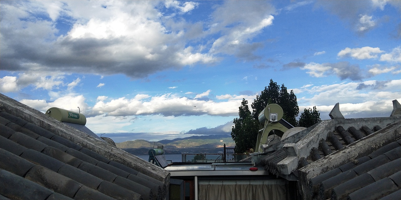 【手机摄影】爬上屋顶，看到云（图ZMjE2MDU5MDU2） - 风光摄影 - 站酷设计师不动罗盘原创素材 - 站酷ZCOOL