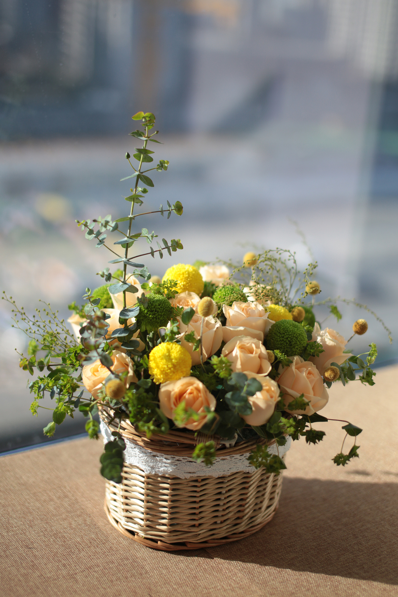 玫瑰  乒乓菊  黄金球  叶上黄金  尤加利叶  圣诞叶制作而成