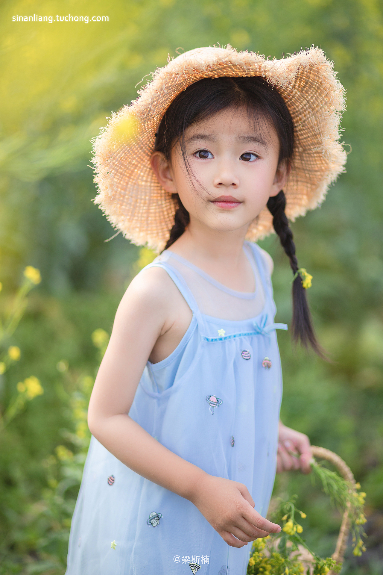 在小女孩自家的菜地给她拍一组照片。我的人像摄影班开