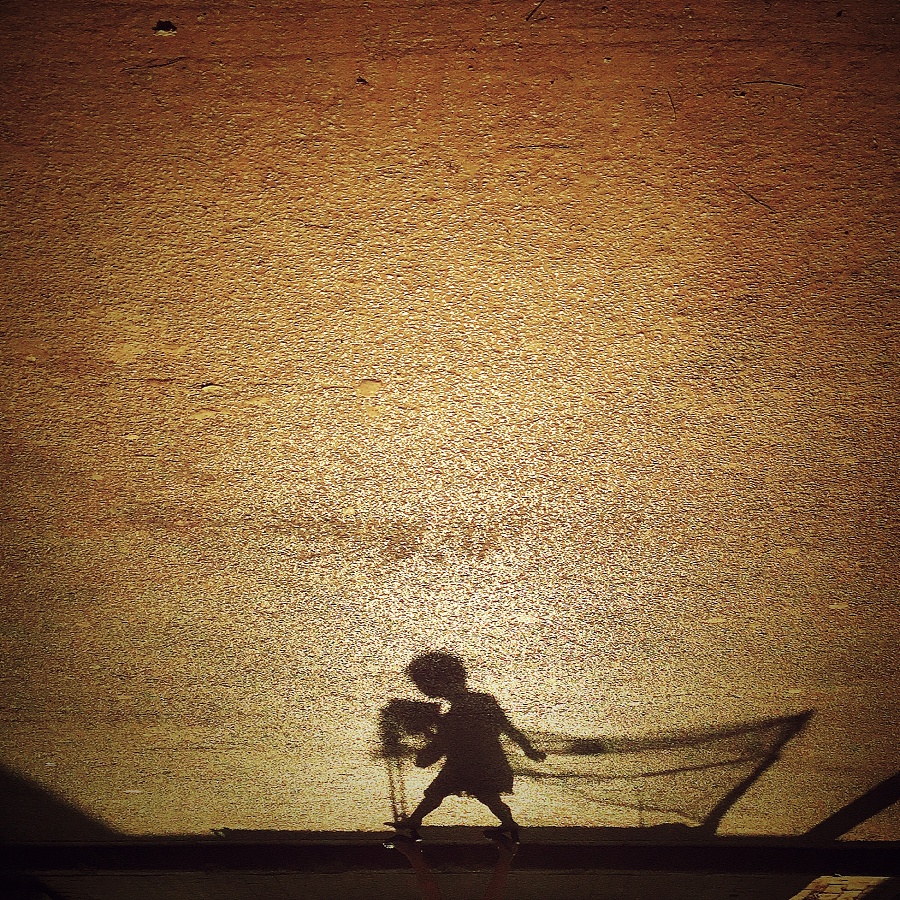 追逐影子的人,自己就是影子