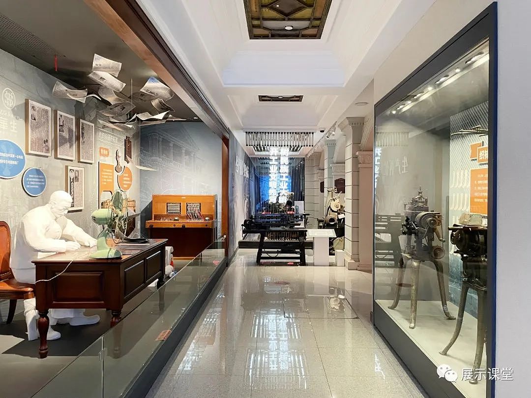 展区之间结合承重柱做建筑造景，柱上雕花装饰喷真石漆，增添了一分历史厚重感。