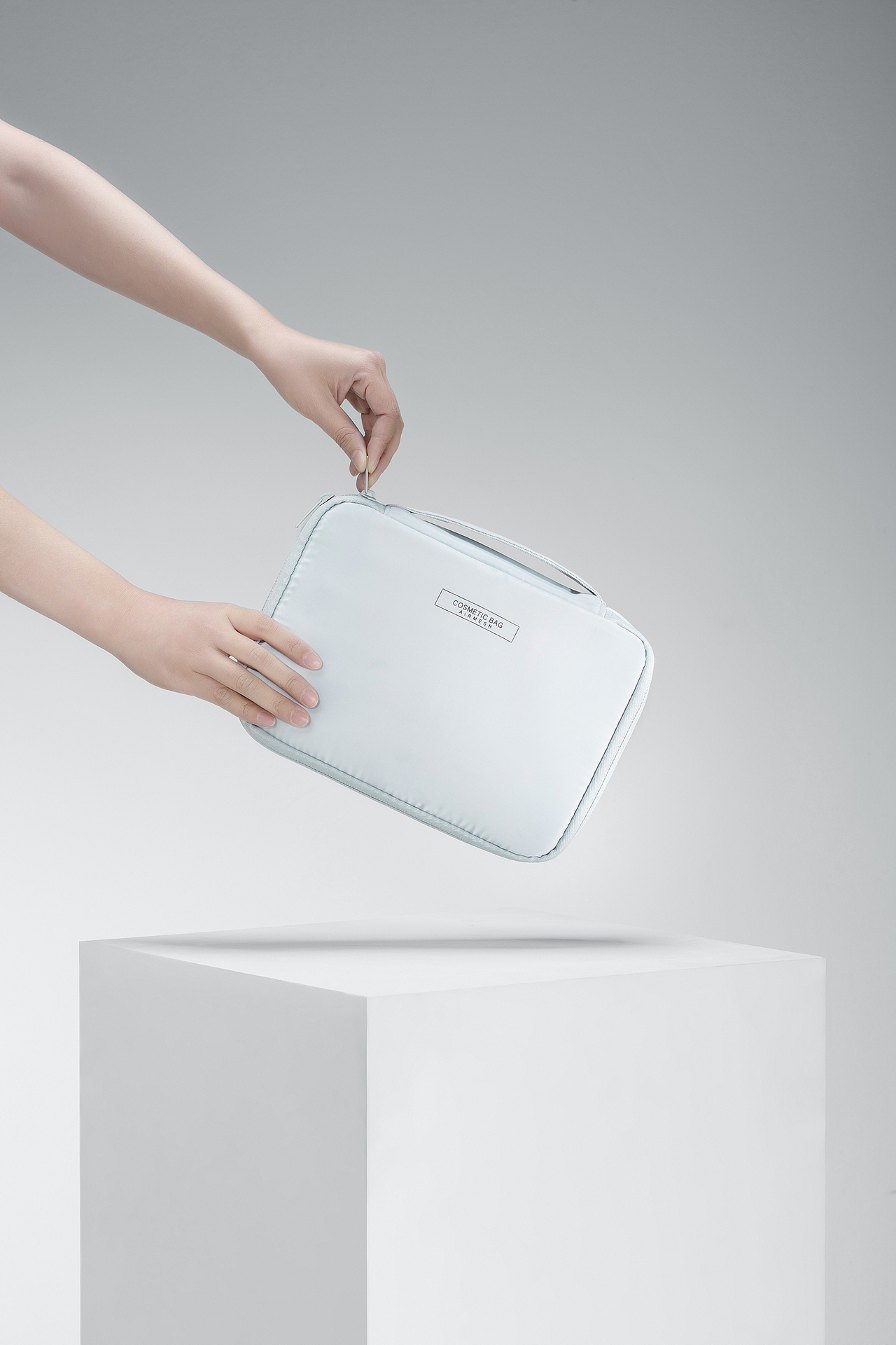 化妆包拍摄（图ZMTUzOTMwOTEy） - 产品摄影 - 站酷设计师摄影师三藏原创素材 - 站酷ZCOOL