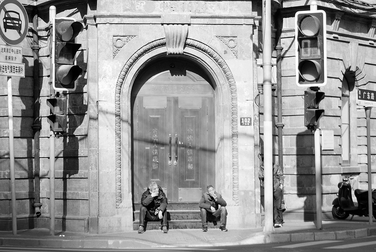 惬意的午后，在魔都快节奏的生活下，还能点一根烟坐在门前晒太阳是一件多么幸福的事情~