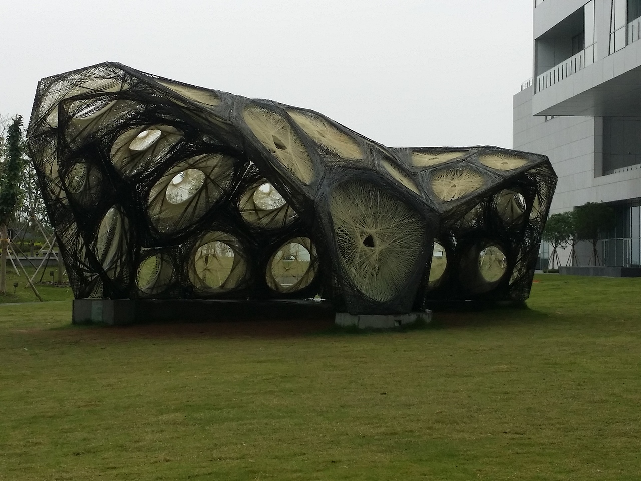 当代艺术的美,融入了过往的沉淀加上凌空的创意。