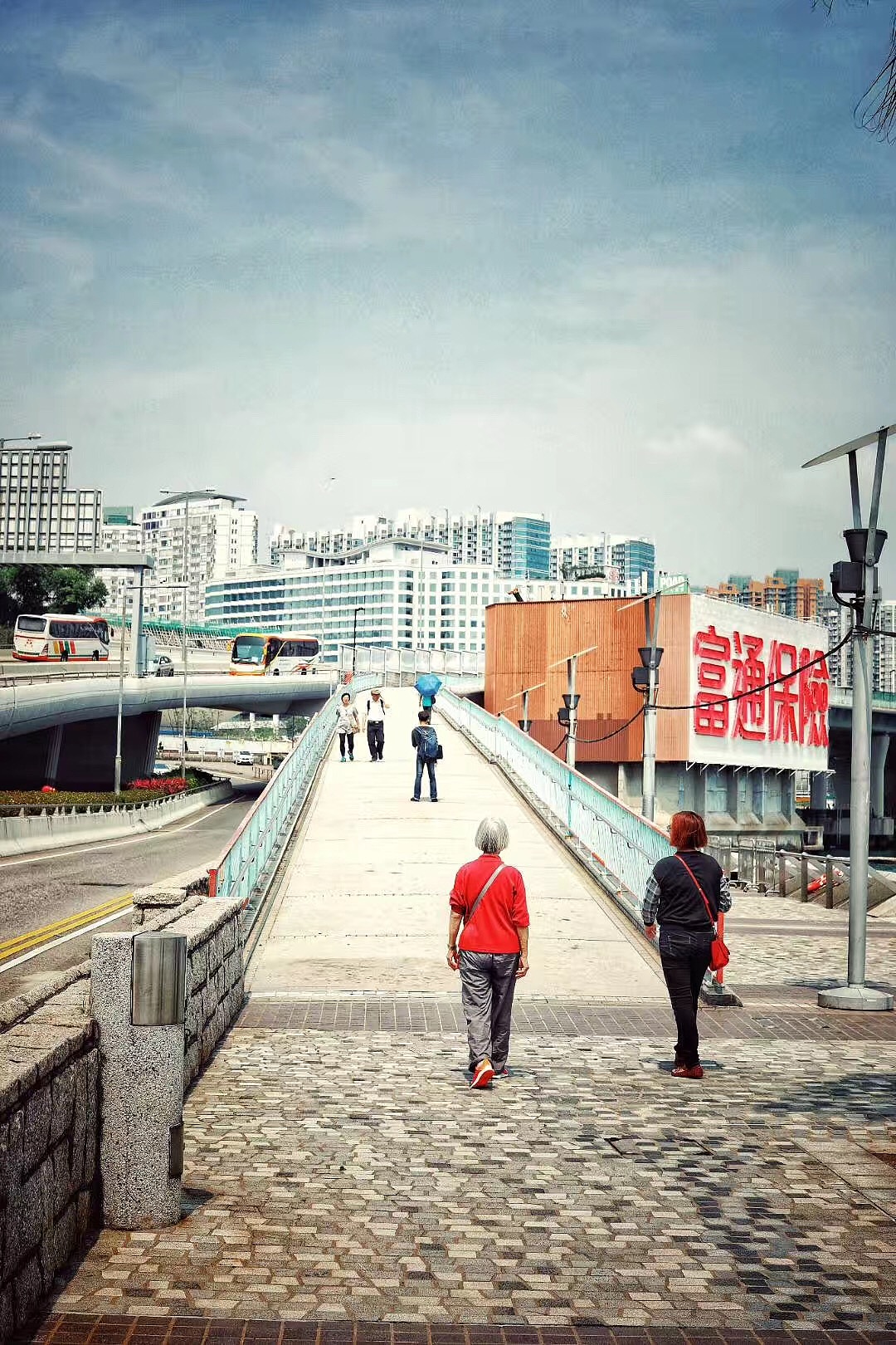 把背影纪实瞬间拼成一幅画