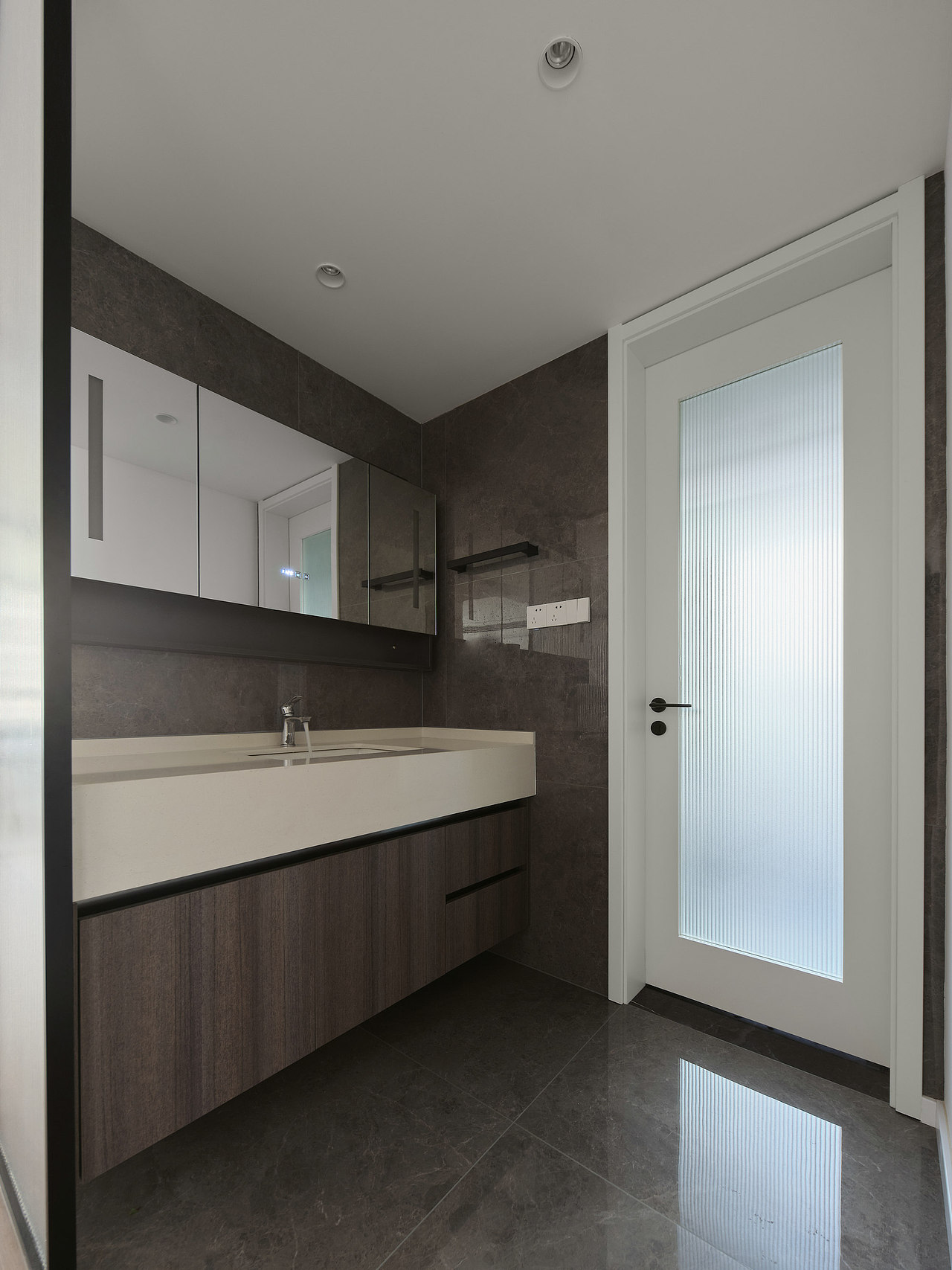 129㎡现代简约风，转角悬空柜，增加收纳方便打扫