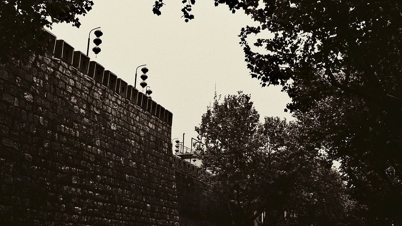 左脚刚踏出小巷,右边天空便出现闷闷雷鸣和亮光