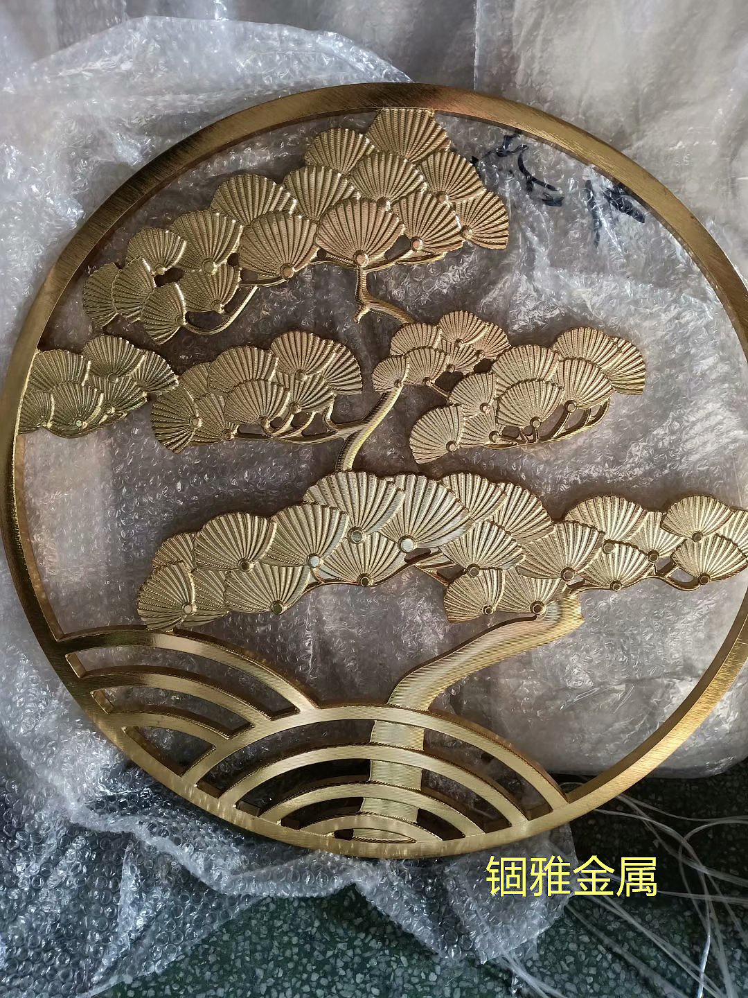 仿古铜铝板雕刻屏风,铝艺雕花圆形屏风隔断装饰风格