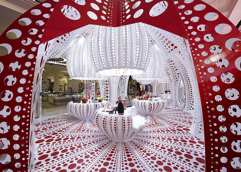 草间弥生-日本-圆点女王