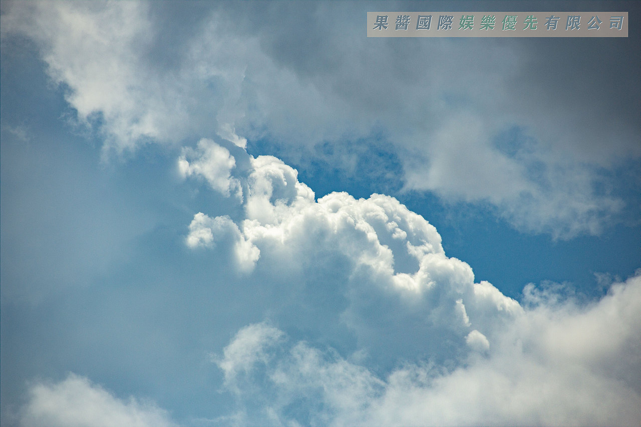 不要玩手机了看看天空吧