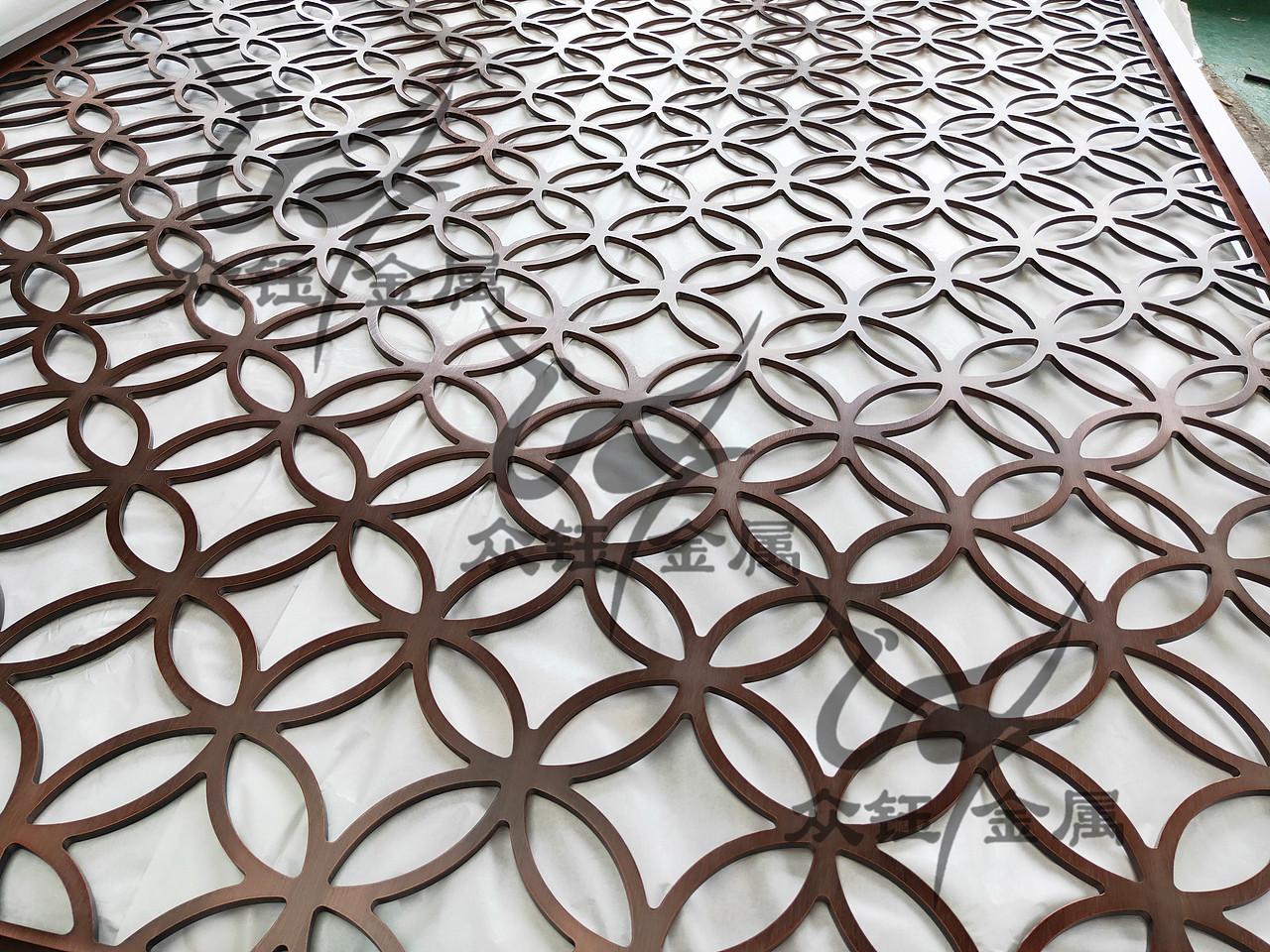 铜钱造型屏风水镀红古铜铝板雕刻金钱花隔断