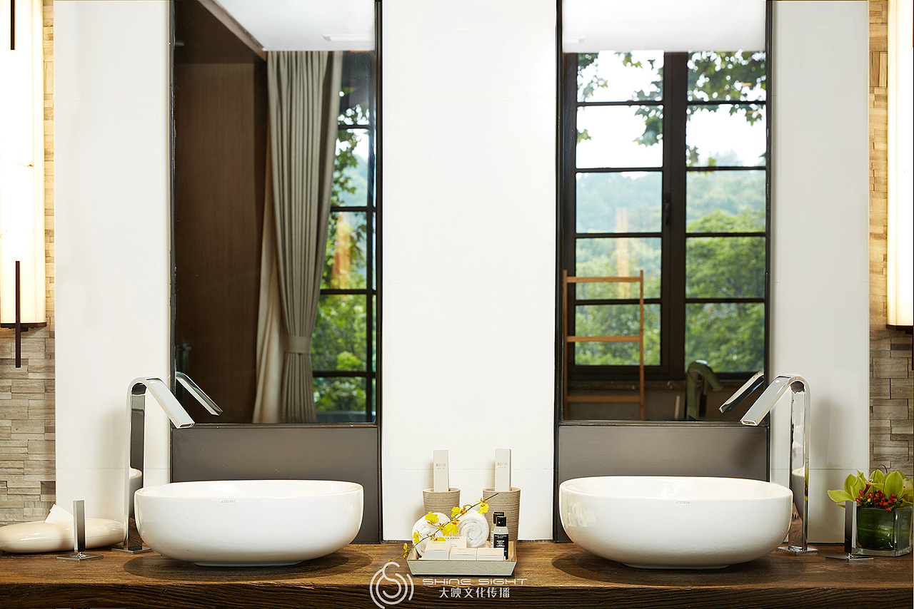 但凡有点追求的酒店在硬件上都很舍得花钱,洁具是德国的凯乐玛,百年老字号,也是欧洲八大洁具顶级品牌之一;智能马桶也是马桶里的“爱马仕”;洗浴备品是意大利专门做SPA的Acca Kappa