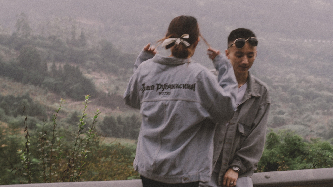 “转眼夏天变成了故事,秋天成了风景”