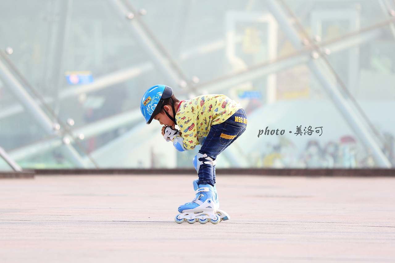 学轮滑的小朋友