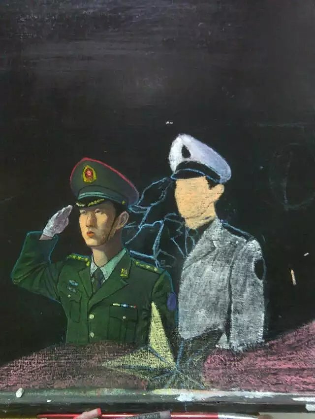 军人粉笔画黑板报图片