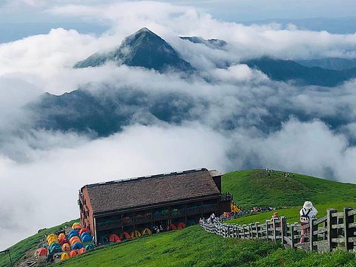 杨飞爬山,欣赏美景