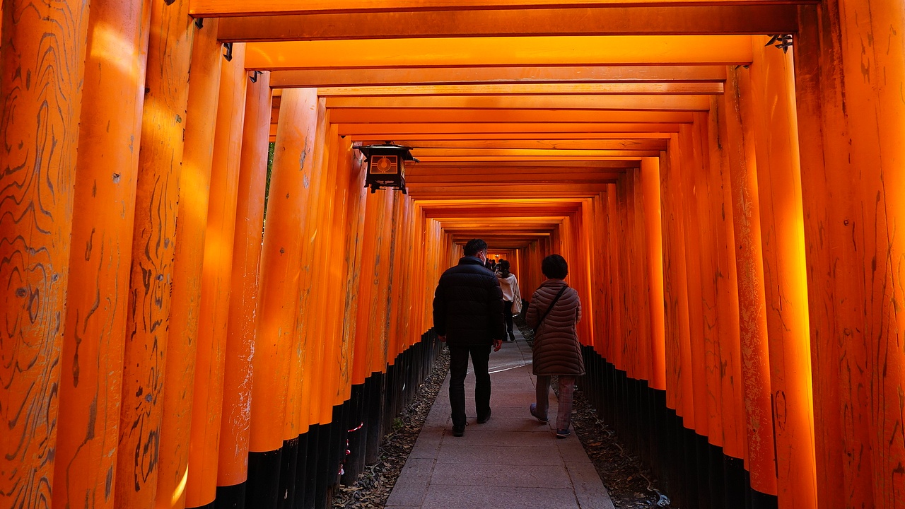 【京都】伏见稻荷大社千鸟居，瞥见那一缕橘色阳光（图ZMTk2OTczMDUy） - 环境/建筑摄影 - 站酷设计师keke奇遇记原创素材 - 站酷ZCOOL
