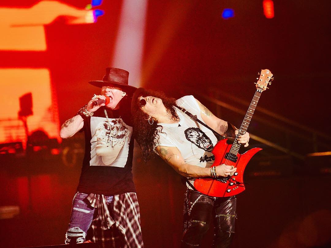 枪花重组, axl rose和slash历史性地向贫穷低头,重新走到了一起