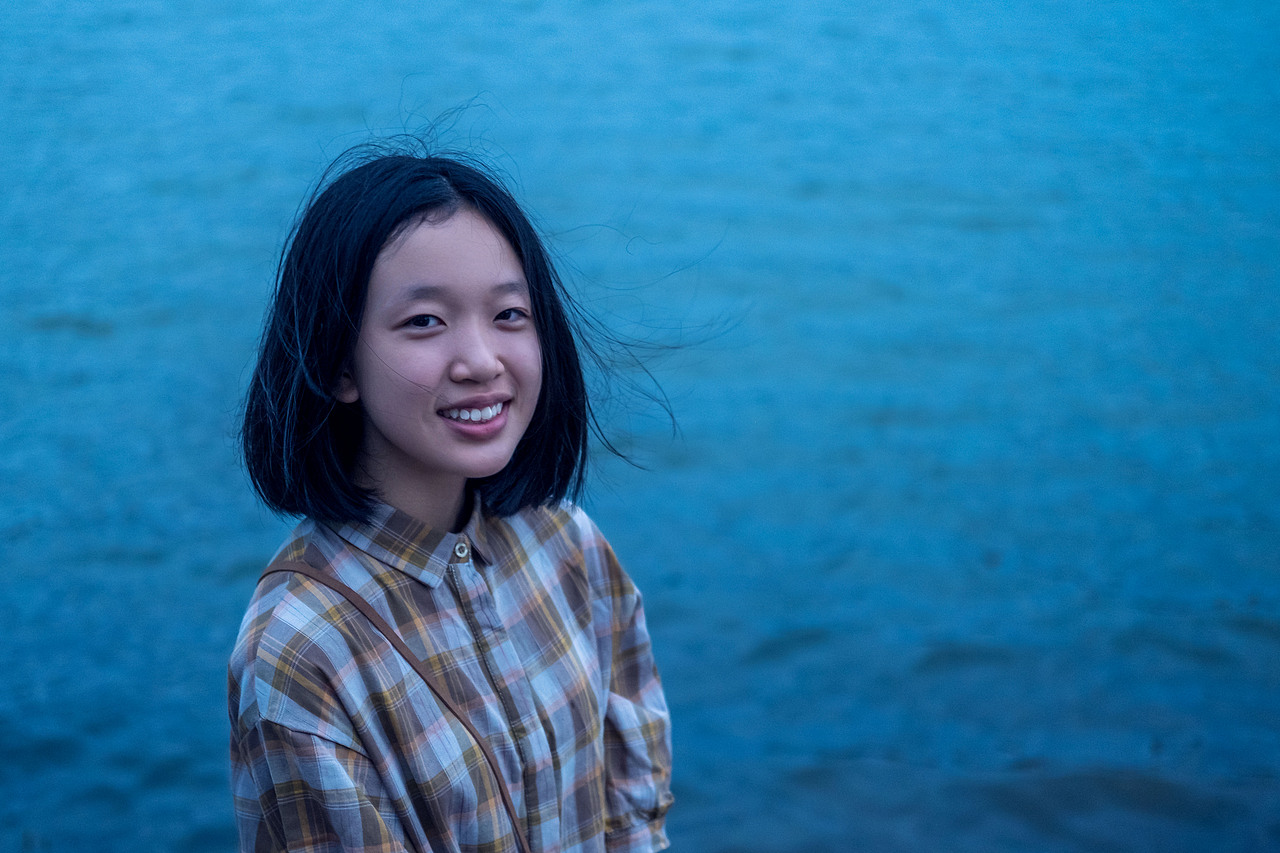 她唱起了歌,关于碧水和蓝天