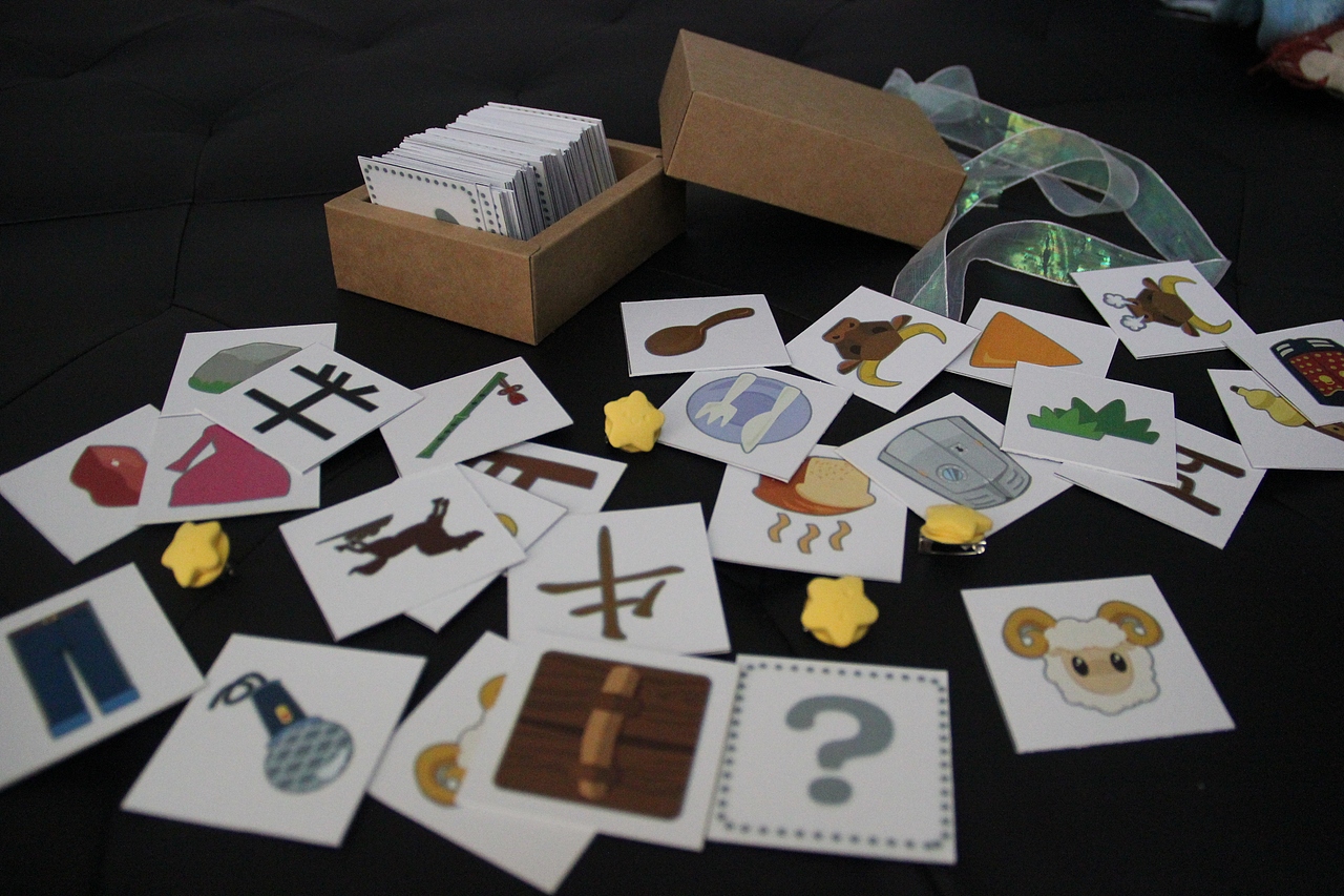 周边 卡片(亲自互动) 家长可以按照游戏里的形式来给孩子出题,既加强了亲子互动,又开发了儿童大脑,并且对字的认识也更加深刻。