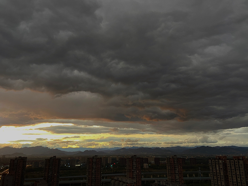 刘勇良手机纪实摄影:雨后傍晚的天空