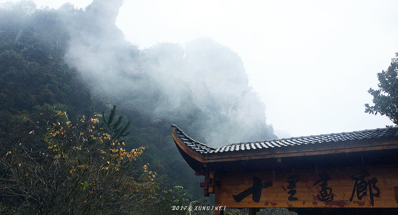 十里画廊,据说去到上面那些山像连起来的一副画,很美。建议买个小火车票观光,38元。走的话会很累,而且人挤。