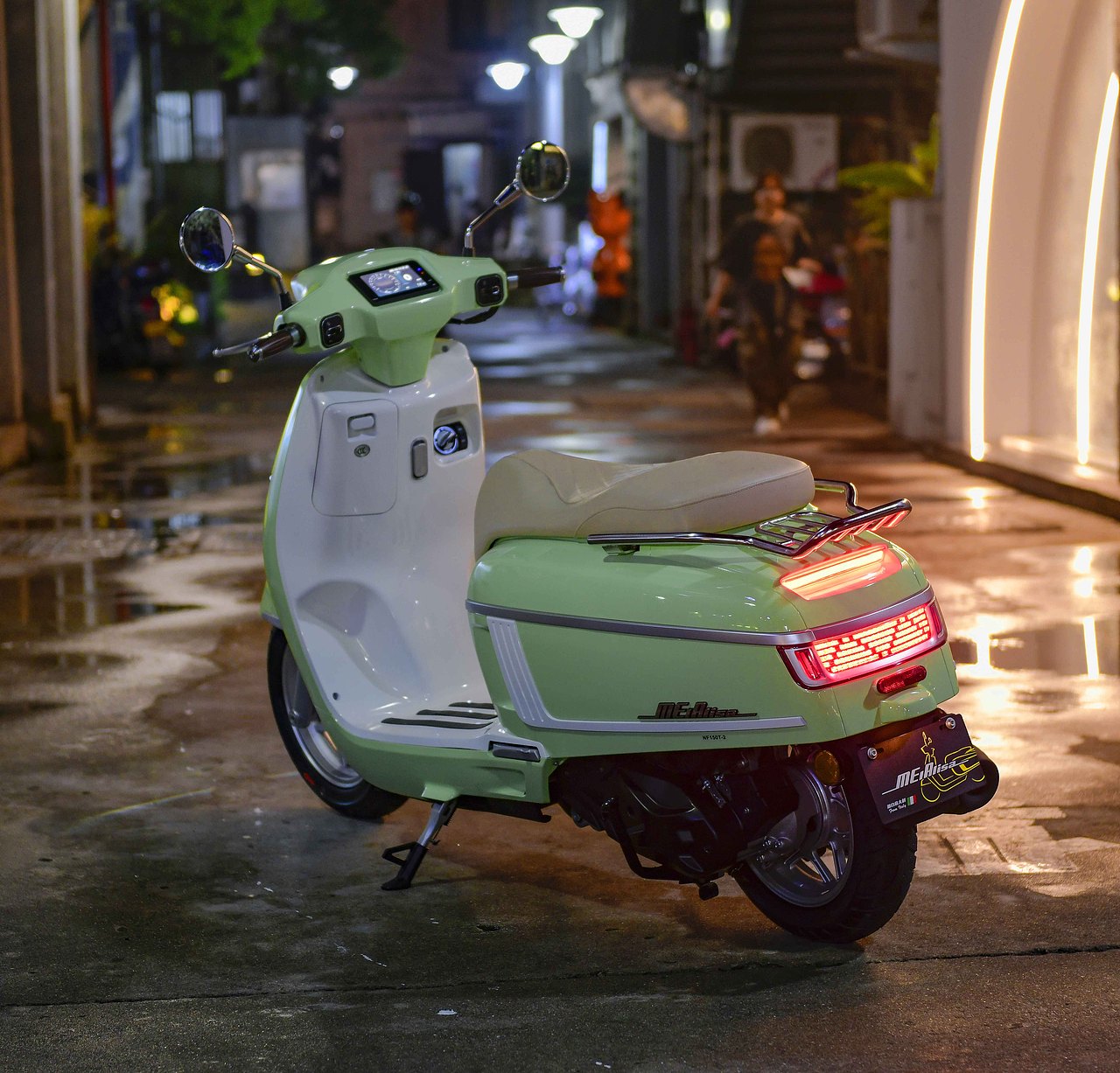 南方蒙拉丽莎摩托外景