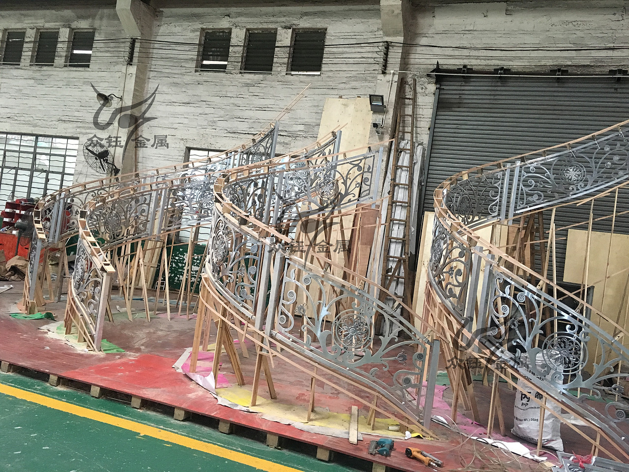 淮安别墅楼梯指定装铝板雕刻K金护栏 24K金效果级佳