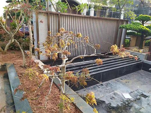 低调奢华的铝艺雕花镂空玫瑰金花格屏风