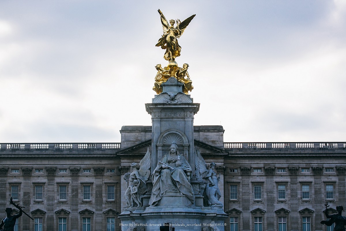 印象中五年前来过一次白金汉宫却只是朋友带着自己匆匆路过，而这次活动区域就在这附近所以总是往返路过。不看可能不太感觉，这座女王的办公室其实相对于别的奢华外观建筑而言，算是朴素一些的。作为少数仍然在使用中的皇家宫殿之一，核心建筑群是1703年由建筑师威廉-温德为白金汉公爵所建，也因此得名，历史长河中逐渐完善，比如在侧面有女王美术馆，马厩一些小的建筑均是慢慢扩建而成。其中1761年，国王乔治三世将其用作夏洛特女王的私人住宅，“女王之家”也因此得名。前广场伫立着维多利亚女王纪念碑，相当的有气势~