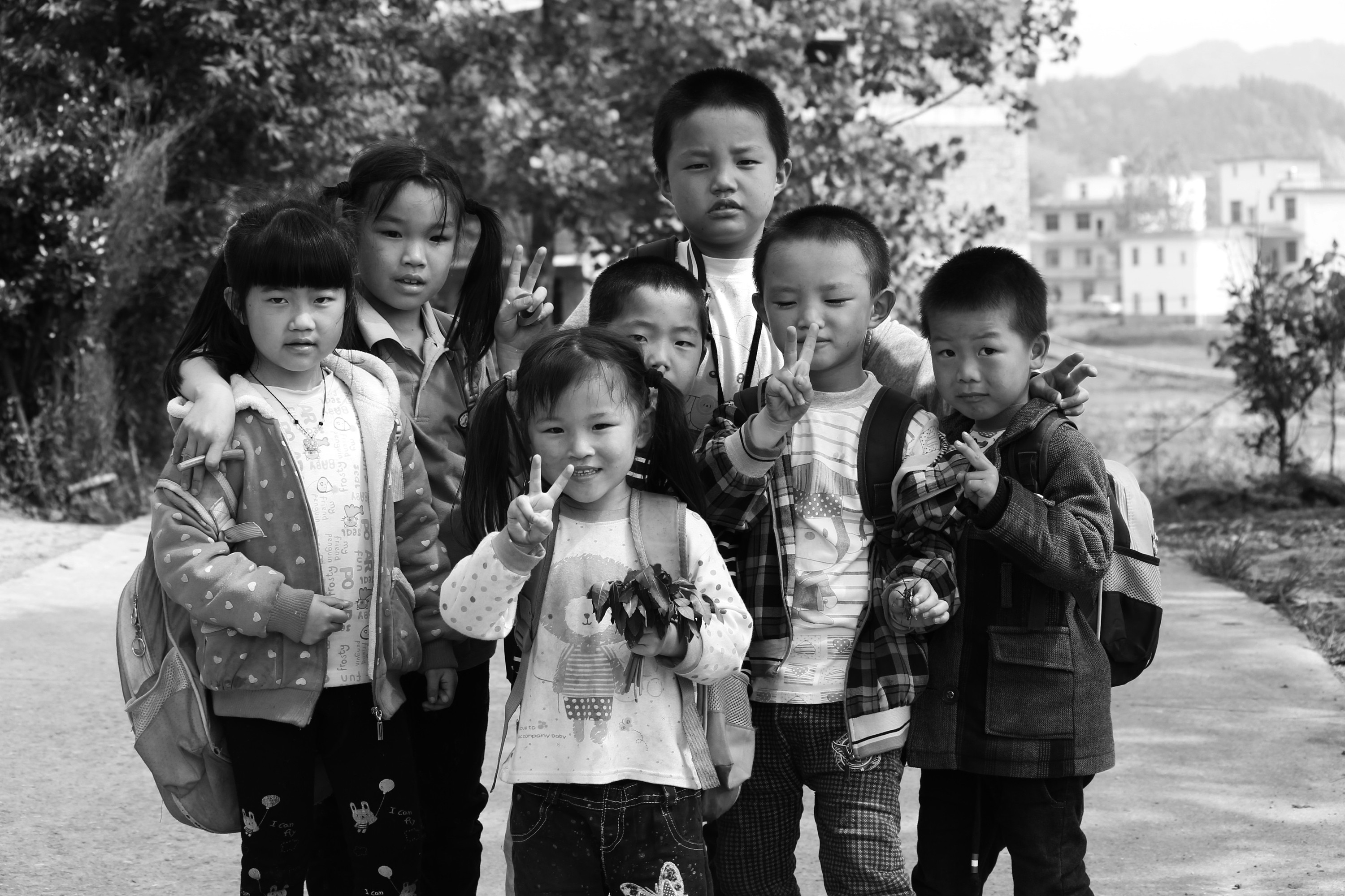 贵州大山留守儿童18张图，孩子们太可怜了，网友：我好想呵护他们_图片