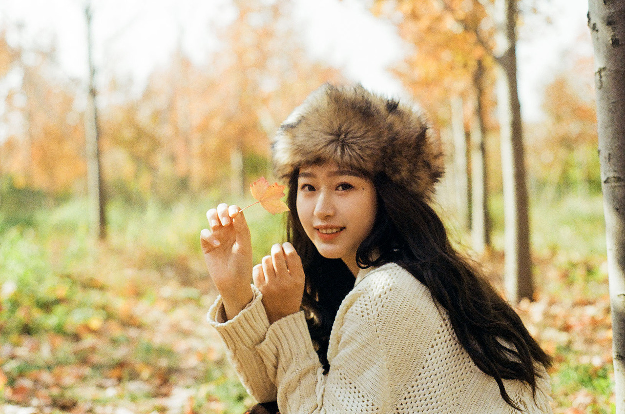 “我想在秋天储存浪漫，好在冬天馈赠与你。”（图ZMjgxNzM5MzQw） - 人像摄影 - 站酷设计师布衣圣贤原创素材 - 站酷ZCOOL