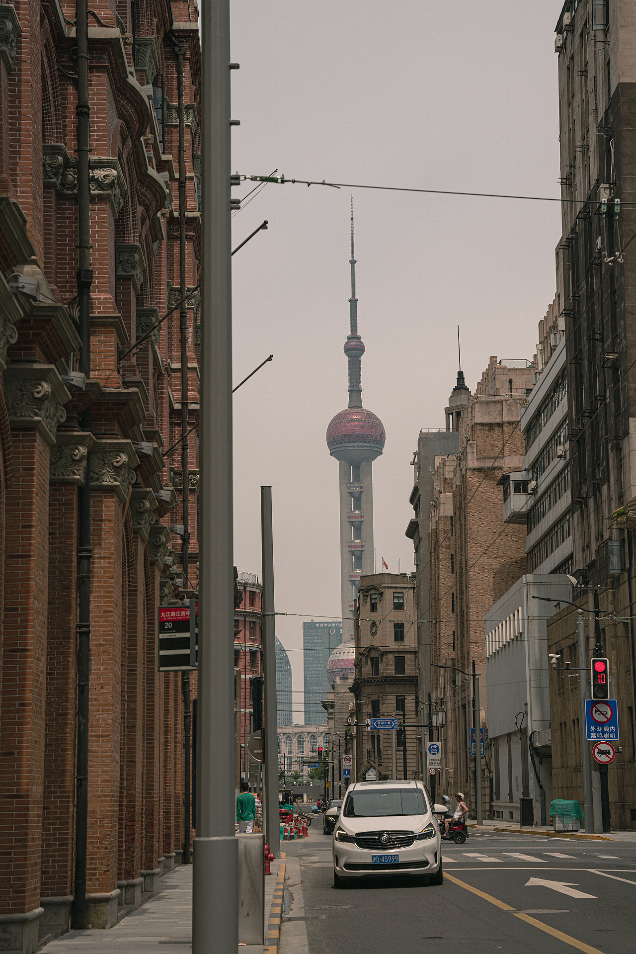 烈日下的上海街头