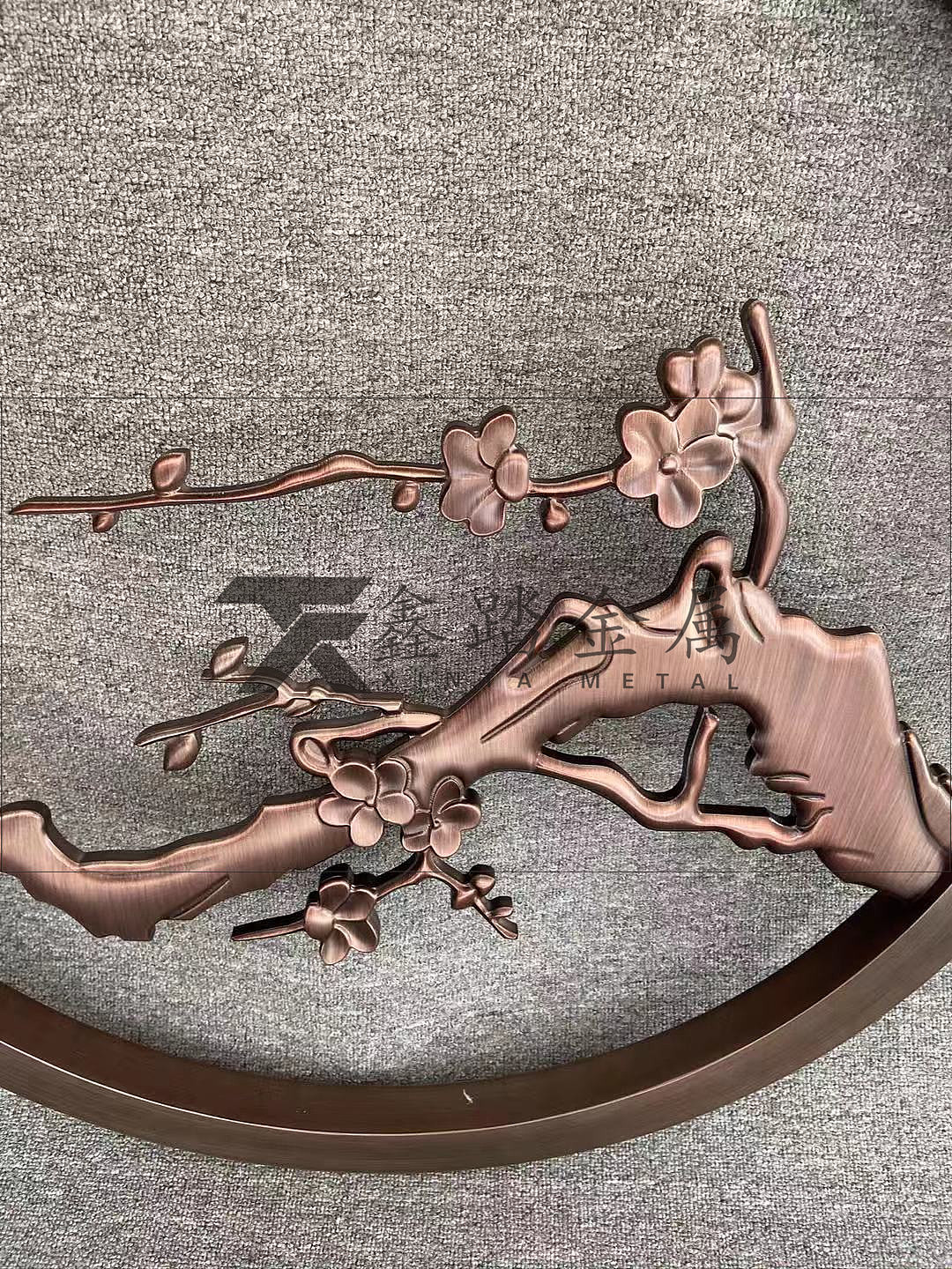 经典红古铜铝板浮雕梅花造型背景墙装饰高雅古朴的质感