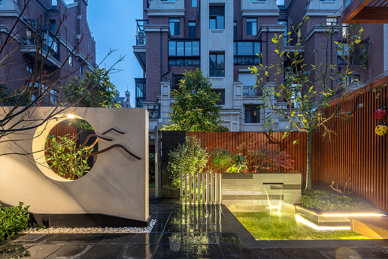 改造后:一座生活的房子是你的财富资产,也是延伸生活童话的想象空间。房子花园灯光装饰,把我们心中有关生活的美好匠心独运,巧妙地用一盏盏灯照亮生活的理想。