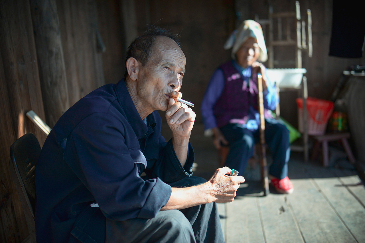 爷爷说,他和奶奶年轻的时候,是寨子里数一数二的俊男靓女,现在一晃眼都快八十了,有时候照镜子,都快记不清自己以前的样子了