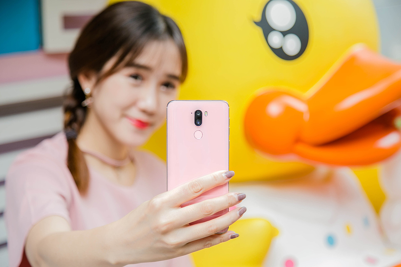 酷比手机f1珊瑚粉女生节街拍特辑