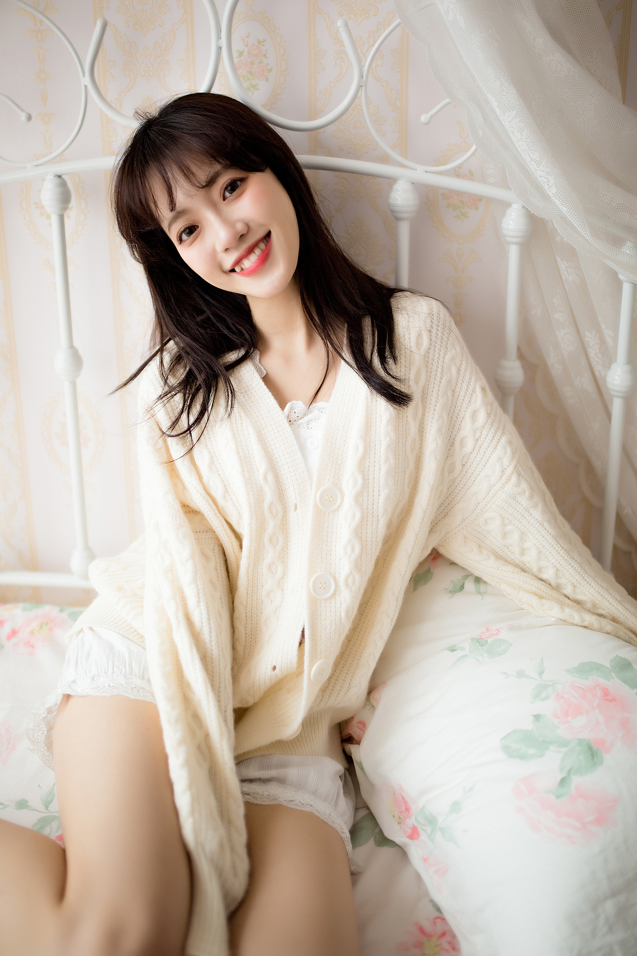 我看着你的脸，轻刷着和弦