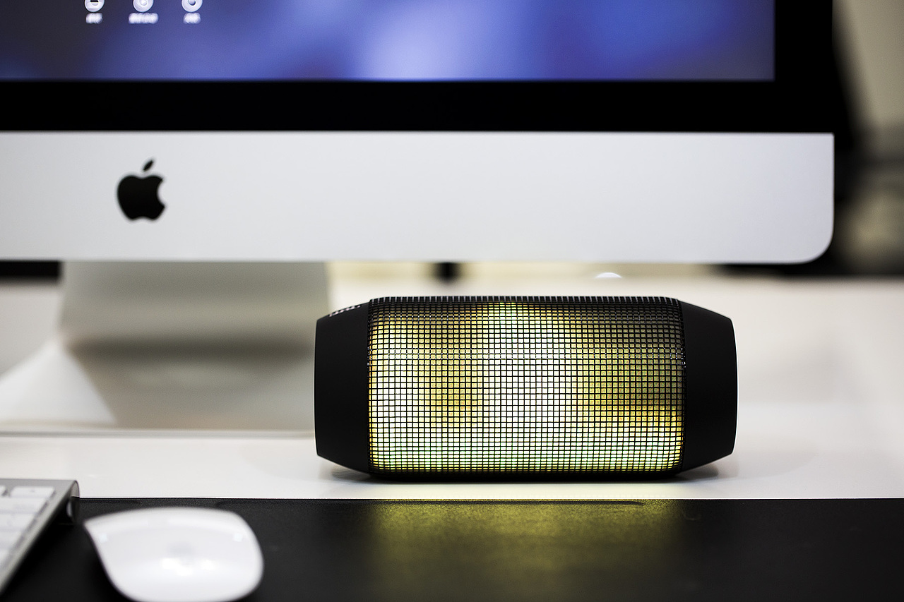 JBL无线蓝牙音箱实拍 蓝牙音响（图ZMzgxMDM4NTY=） - 产品摄影 - 站酷设计师卓维Design原创素材 - 站酷ZCOOL